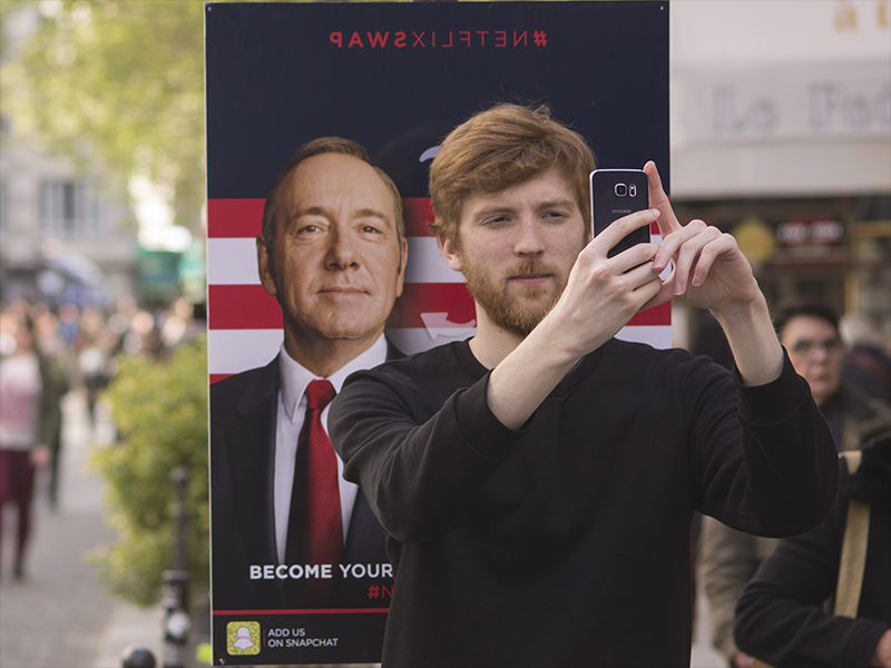 Pon tu cara en una valla interactiva de Netflix