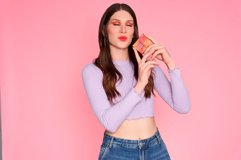 La influencer Oto Vans en la nueva campaña exterior de essence