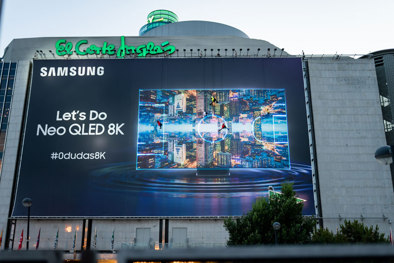 Partido de fútbol en vertical en la fachada de El Corte Inglés