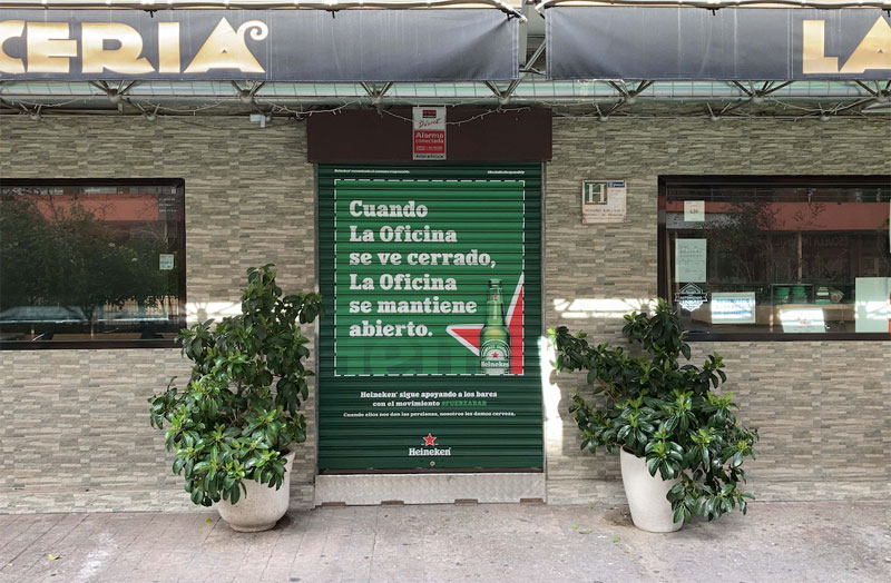 Heineken apoya a la hostelería desde las persianas de los bares