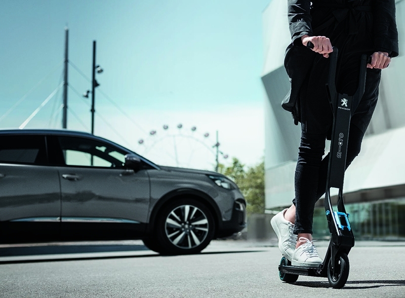 El Peugeot 3008 viene con patinete eléctrico incorporado