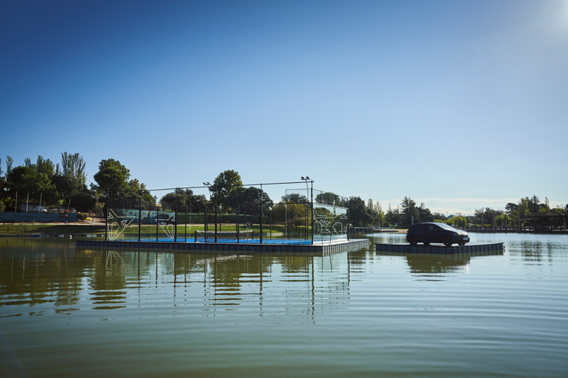 Parafina crea una pista de pádel flotante para el nuevo Cupra