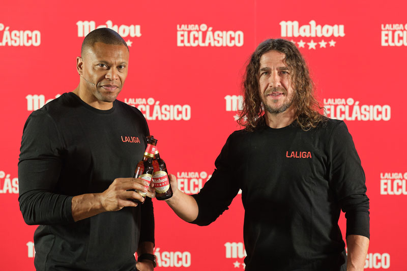 Mahou convierte a Baptista y Puyol en repartidores de cerveza