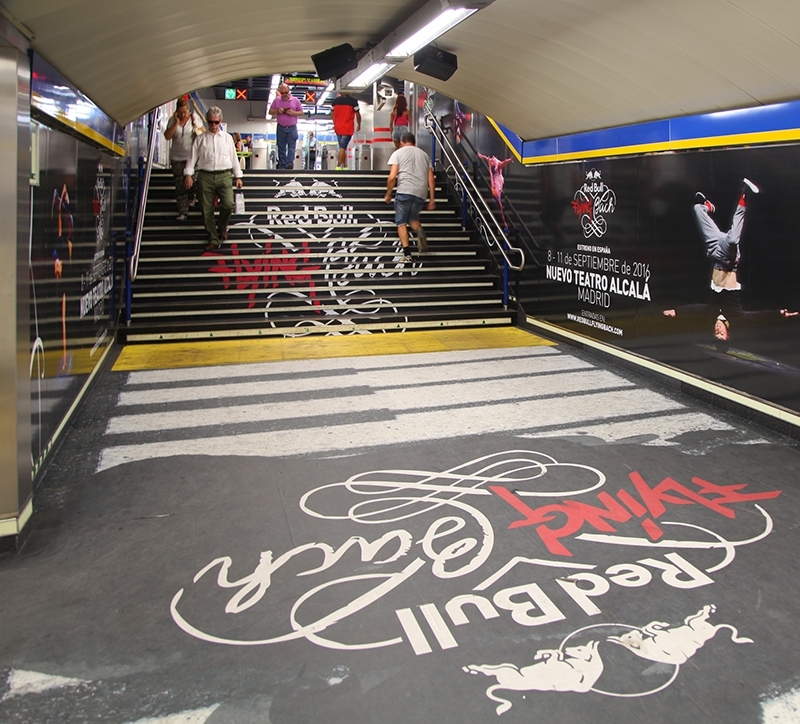 La obra "Red Bull Flying Bach" viste el Metro de Madrid