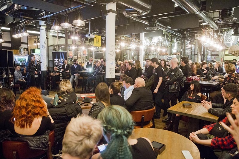 beon. localiza los venues idóneos para presentar Redken Brews