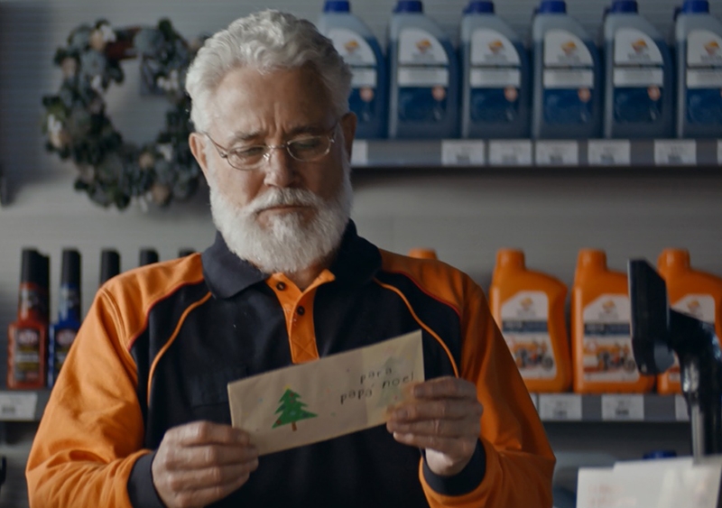 Papá Noel está en una estación de servicio Repsol