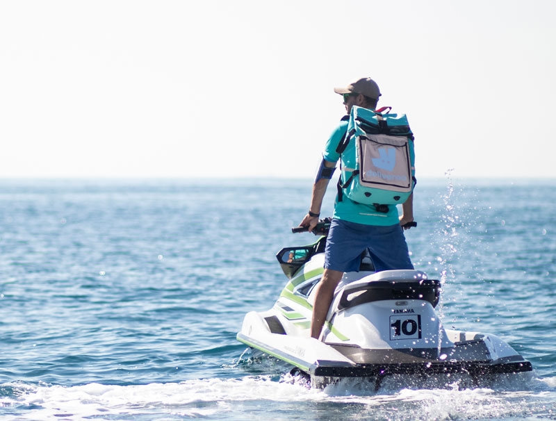 Deliveroo reparte pedidos a barcos con motos de agua