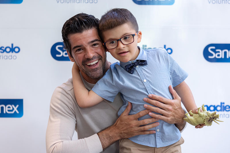 Sanex combate la soledad con "La piel nos conecta"