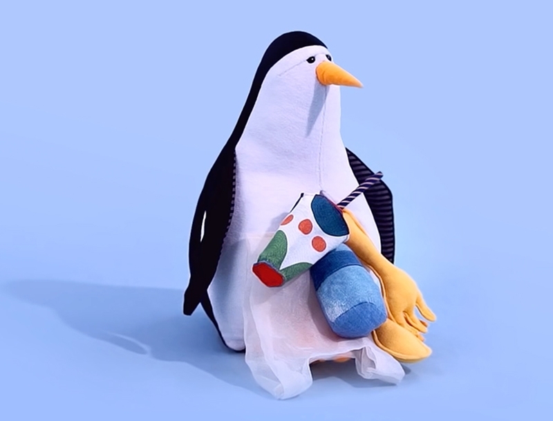 Peluches tristes enseñan una lección ecológica a los niños