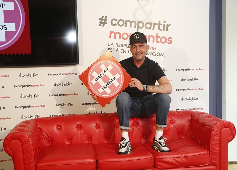 David Delfín diseña un logo para concienciar sobre el VIH