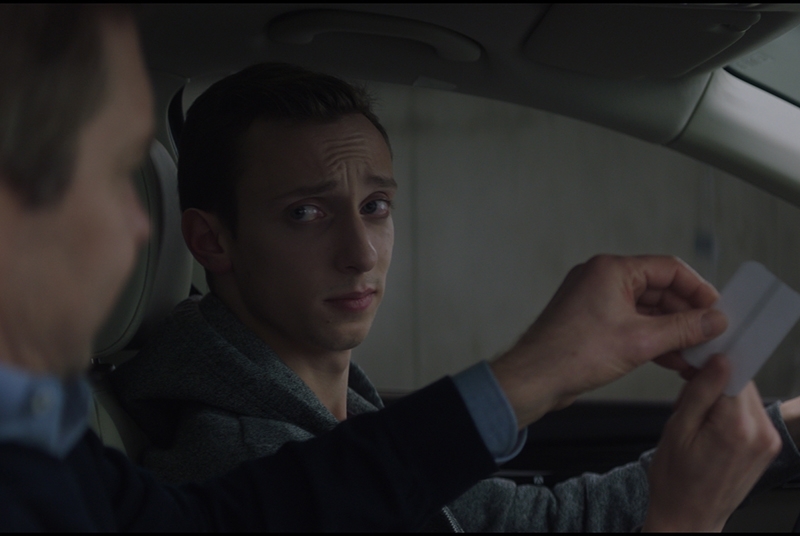 Padres que dejan el coche a sus hijos por primera vez