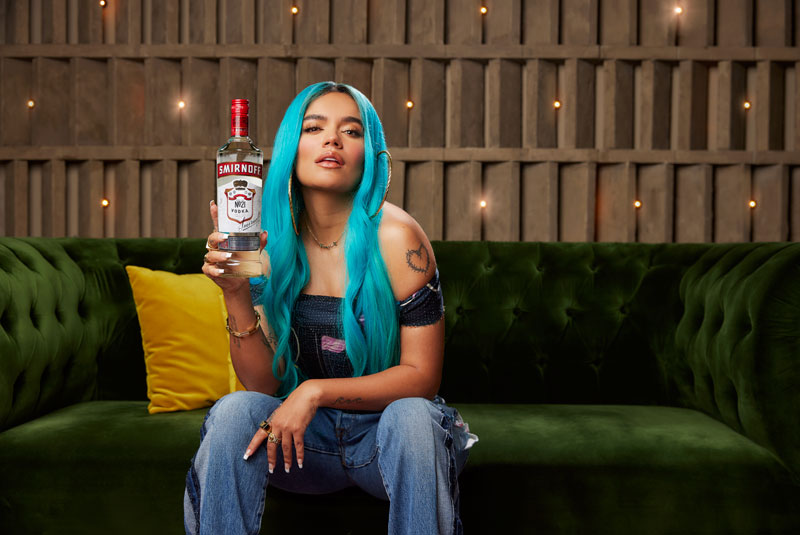 Smirnoff se alía con Karol G para celebrar el empoderamiento