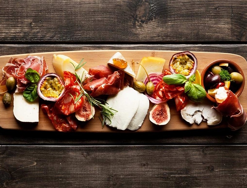 Los españoles preferimos el turismo gastronómico con amigos