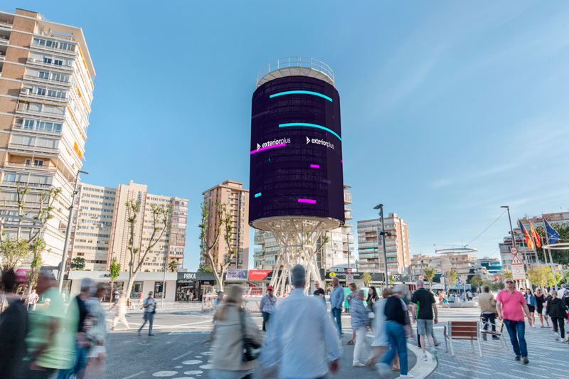 Exterior Plus inaugura el Tecnohito, una torre cubierta de pantallas led