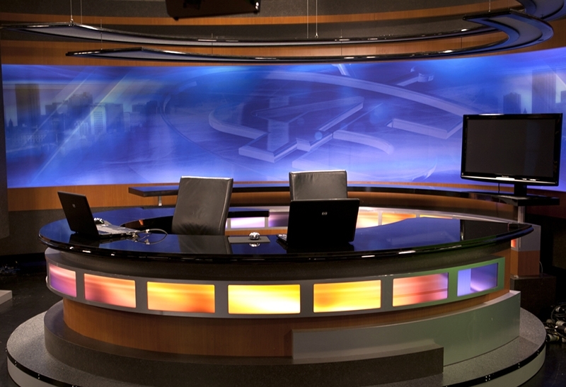 Una mujer desfigurada presentando las noticias en la India