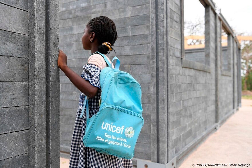 UNICEF crea ladrillos de plástico reciclado para construir escuelas