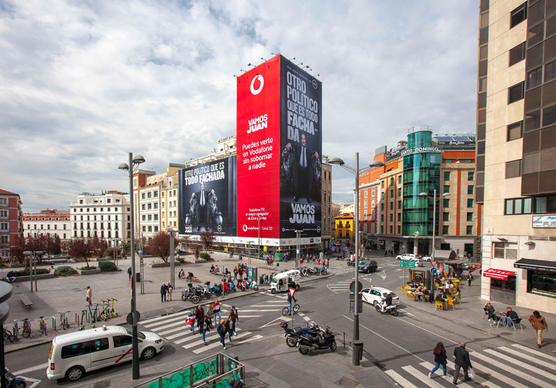 Lona gigante en el centro de Madrid para anunciar "Vamos Juan"