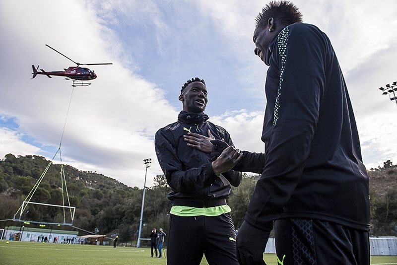 Competición de penaltis entre Mario Balotelli y el youtuber Birdyy