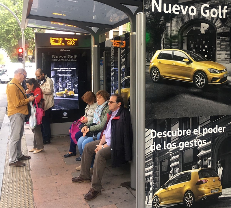 Volkswagen instala control gestual en las marquesinas de Madrid