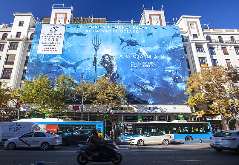 Valla publicitaria de "Aquaman" fabricada con plástico reciclado