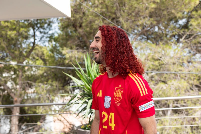 Cucurella cumple su promesa con Good de Garnier