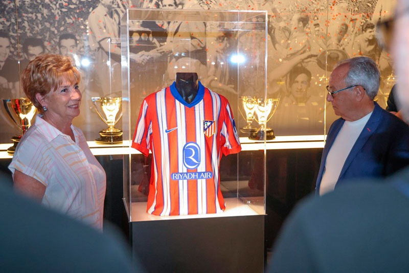 Socios del Atlético de Madrid "descubren" la nueva camiseta del club