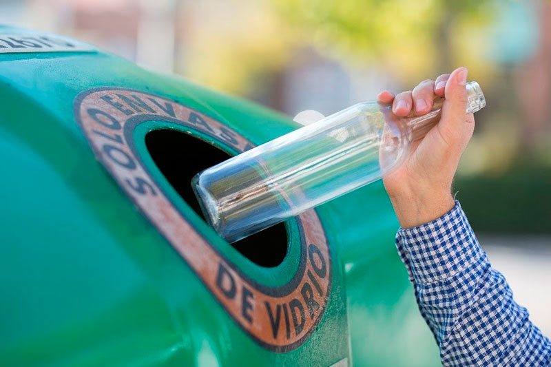 Carga tu móvil durante 7 meses reciclando vidrio