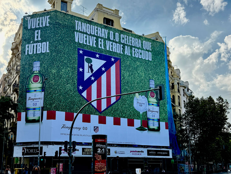 Tanqueray 0.0 celebra la vuelta del verde al escudo del Atleti