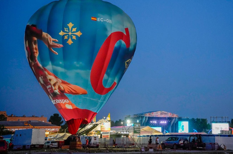 Un globo de Cruzcampo sobrevuela los festivales estivales