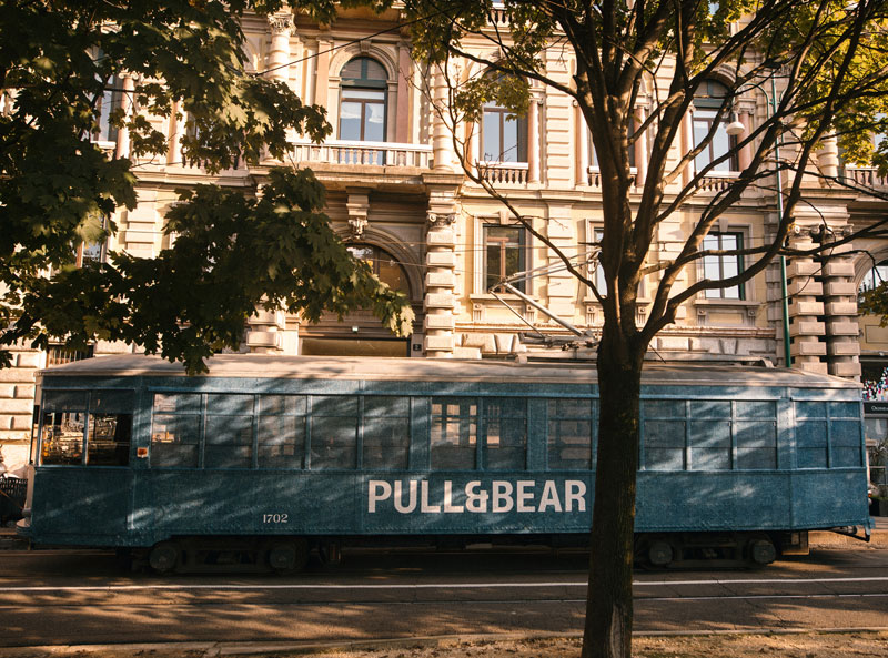 Pull&Bear convierte un tranvía de Milán en un club de música