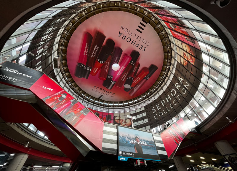 Sephora tiñe de color la estación de Atocha