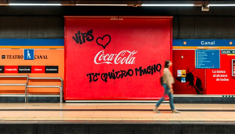 VIPS le declara su amor a Coca-Cola interviniendo sus anuncios