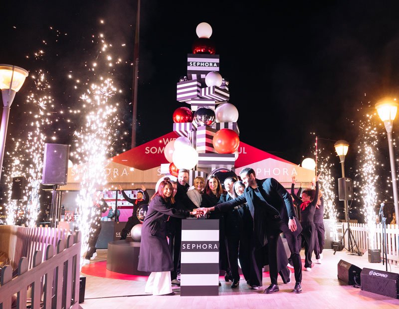 Sephora instala un gran árbol de Navidad en el centro de Madrid