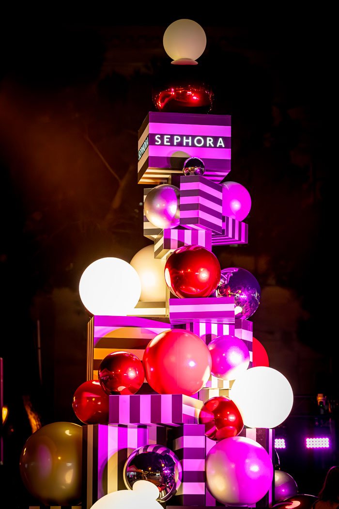 Sephora instala un gran árbol de Navidad en el centro de Madrid.