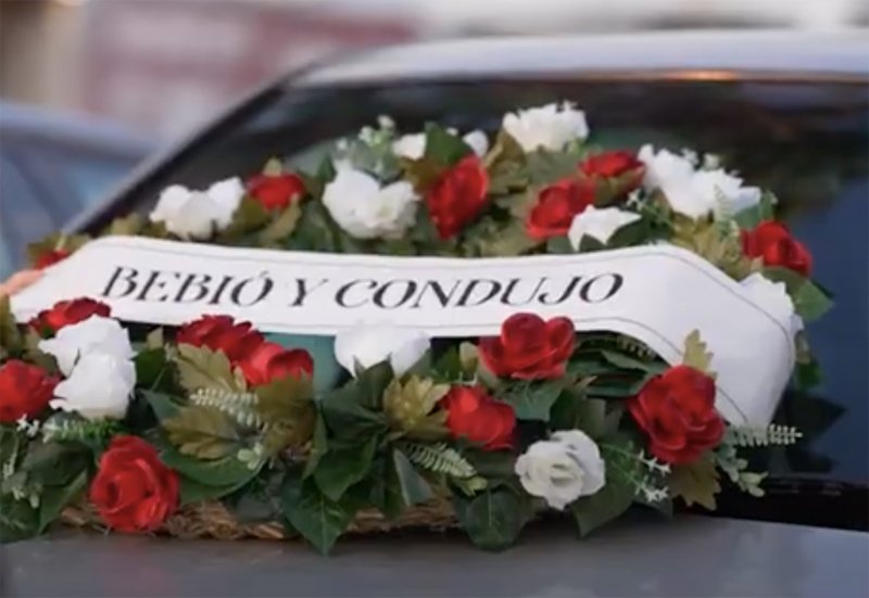 Colocan coronas fúnebres en los coches de un parkineo