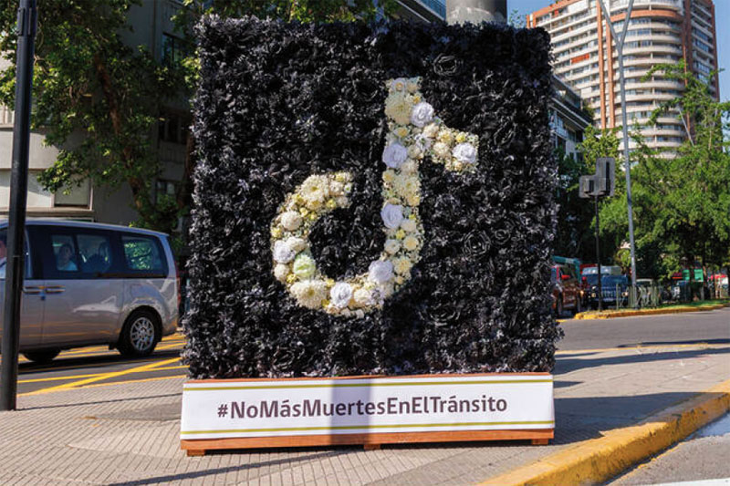 Coronas de flores para frenar los accidentes de tráfico