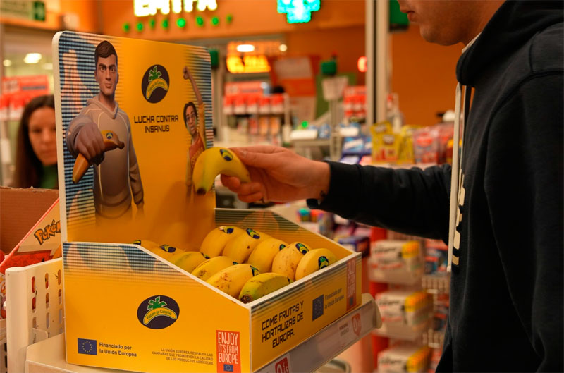 Plátanos en los lineales de caja del supermercado