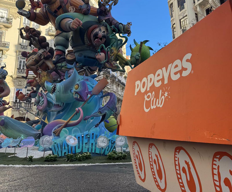 Popeyes instala su propio ninot en Las Fallas