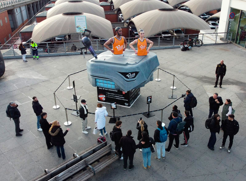 Monumento para presentar el Roig Arena en Madrid