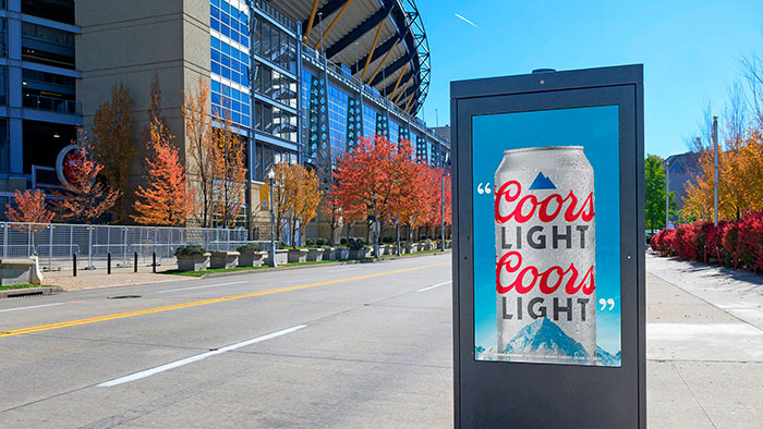 Russell Wilson, gritó “Coors Light Coors Light” en directo en Sunday Night Football y la marca reaccionó.