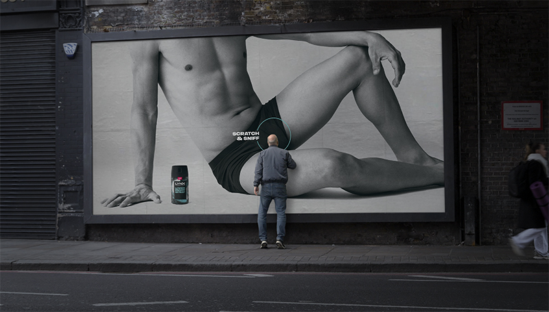 Vallas publicitarias "rasca y huele" con la nueva fragancia de AXE