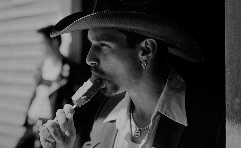 Moda, cine y música en la nueva campaña de Magnum y TwoJeys