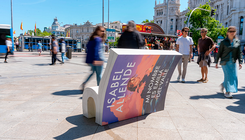 Vuelven a Madrid los bancos con forma de libro para fomentar la lectura
