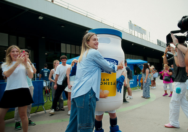 Alexia Putellas sorprende a los viajeros en la estación Sants