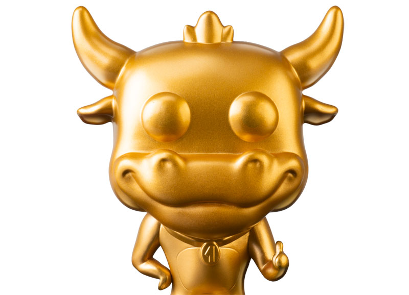 Famosa lanza una vaquilla dorada de “El Grand Prix del Verano”