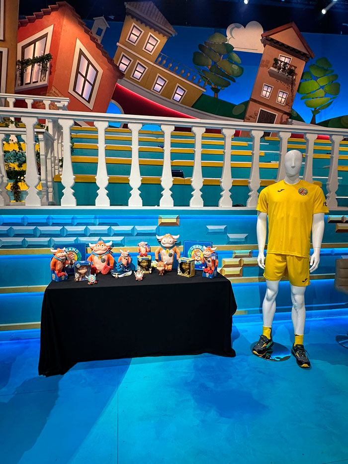 Famosa lanza una vaquilla dorada de “El Grand Prix del Verano”.