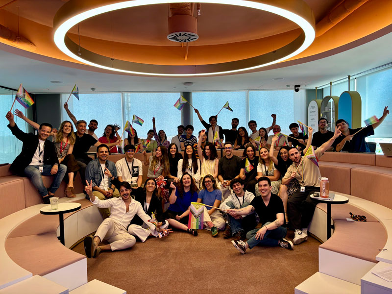 L´Oréal celebra el Orgullo con una carroza y artistas drag