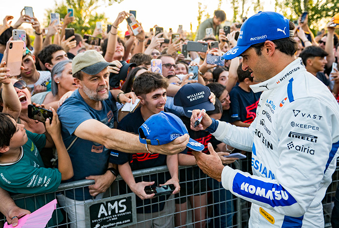 Baño de masas de Carlos Sainz en el primer tardeo de MADRING.