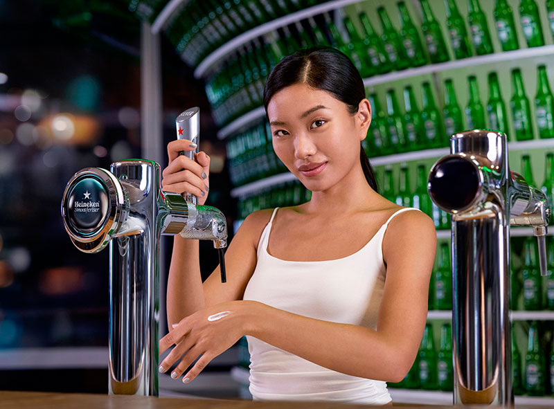 Heineken lanza una crema facial "tan suave como su cerveza"