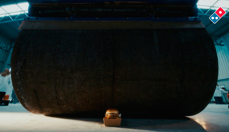 Domino´s presenta su nueva pizza burger con una campaña aplastante